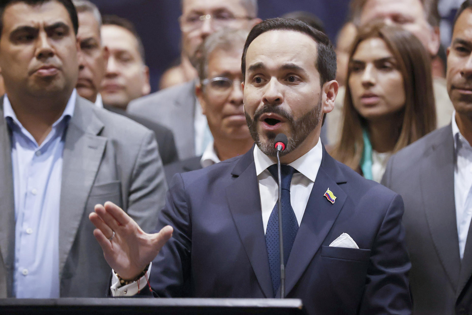 El presidente electo de Colombia, Abelardo de la Espriella, habla durante en un empalme territorial con alcaldes de Cundinamarca este jueves, en Bogotá (Colombia). EFE/ Mauricio Dueñas Castañeda