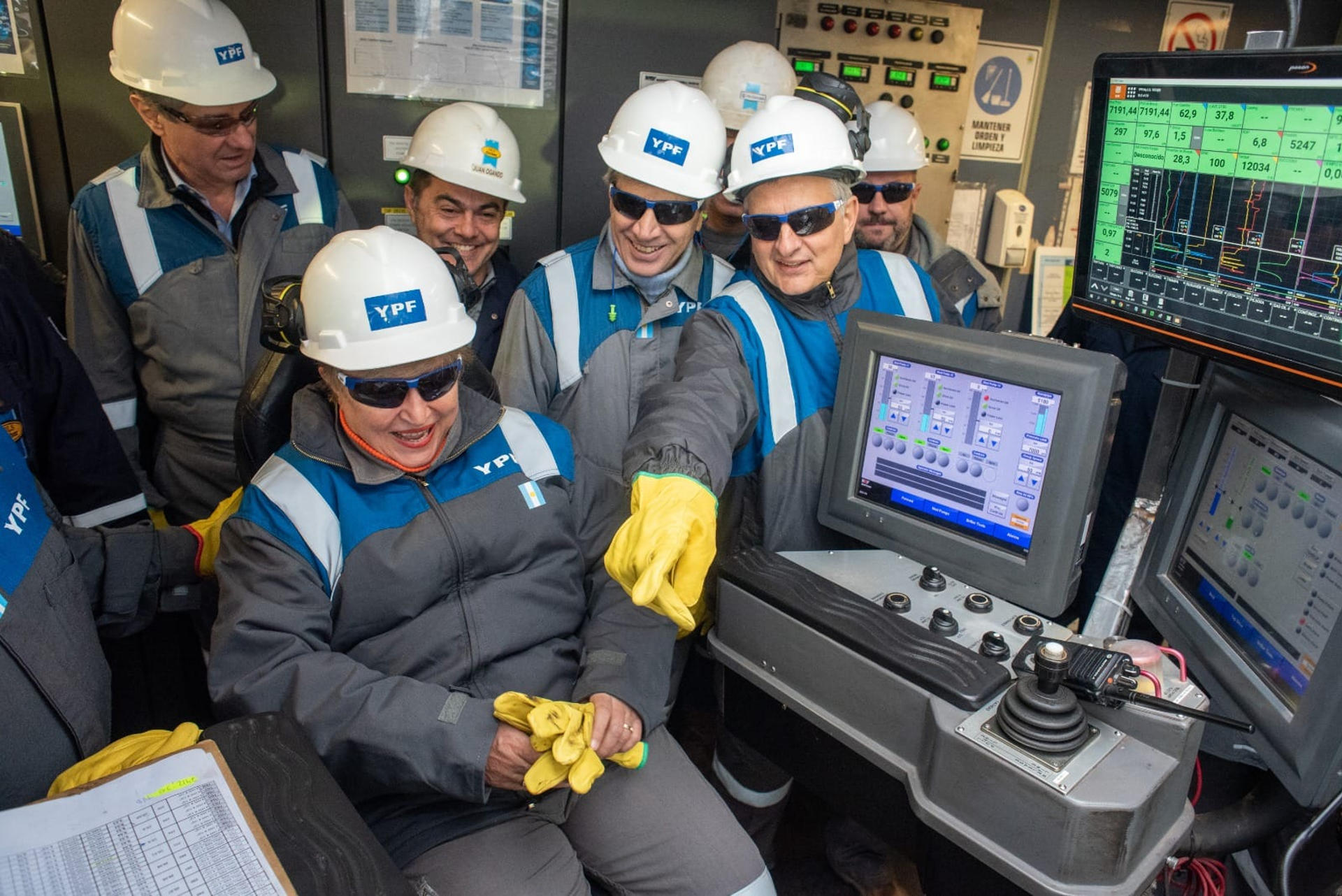 Fotografía cedida este 28 de julio por YPF, Yacimientos Petrolíferos Fiscales, en la que se captó a la directora gerente del Fondo Monetario Internacional (FMI), Kristalina Georgieva (3-i), durante una visita a Loma Campana, el principal yacimiento que opera la petrolera dentro de la gigantesca formación de hidrocarburos no convencionales de Vaca Muerta, en el suroeste de Argentina. EFE/YPF