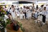 Leonardo Suárez (4-i) fue captado este 3 de julio al llorar durante el funeral de su mamá, su esposa, sus dos hijas y un sobrino, así como a la abuela de su mujer, víctimas de los terremotos del pasado 24 de junio, en Catia La Mar (La Guaira, Venezuela). EFE/Ronald Peña
