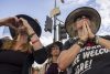 Defensores de los derechos de los inmigrantes y miembros de la comunidad fueron captados este 25 de julio al orar en honor a los fallecidos bajo custodia de ICE, al final de una procesión fúnebre y vigilia desde el Ayuntamiento de Los Ángeles hasta Olvera Street, como parte de la jornada nacional 'Justicia para Lorenzo. Justicia para Johan. Justicia para Todos. Abolir ICE Día de Acción', en el centro de Los Ángeles (CA, EE.UU.). EFE/Jill Connelly
