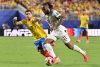 Gustavo Puerta, de Colombia, marca a Antoine Semenyo, de Ghana, en el partido de diceiseisavos en Kansas City. EFE/EPA/AMY KONTRAS
