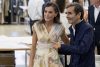 La reina Letizia visita junto al fundador y diseñador Adolfo Domínguez (dcha), este viernes, 24 de julio, víspera del Día de Galicia, las instalaciones de Adolfo Domínguez en San Cibrao (Ourense), con motivo de los 50 años de la firma decana de la moda española y la primera en cotizar en bolsa, cuyas riendas llevan ahora las hijas del diseñador gallego. EFE/Brais Lorenzo