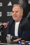 El copropietario del Inter Miami, Jorge Mas, negó en una rueda de prensa, que su club cometiera ilegalidades en la contratación de Casemiro, a raíz de una investigación de la Major League Soccer (MLS) por posibles contactos no autorizados con el jugador antes de su fichaje. EFE/Alberto Boal
