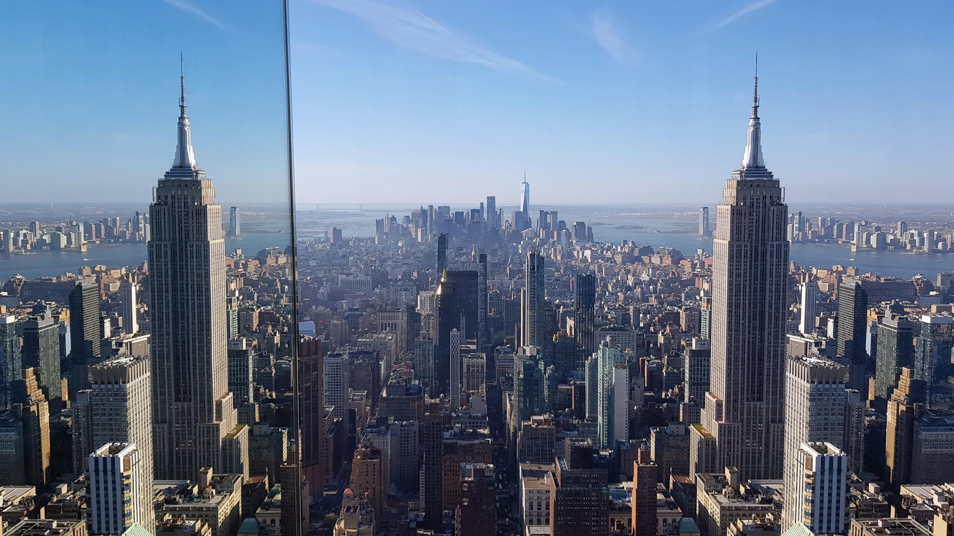 Fotografía de archivo del Empire State building y de su reflejo en el mirador "Summit" (Cumbre), en Nueva York (EE.UU). EFE/Jorge Fuentelsaz