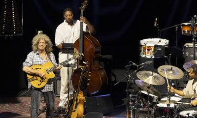 El músico estadounidense Pat Metheny (i), presenta al público del festival de jazz de San Sebastián Side Eye III+, el último proyecto del guitarrista en el que ha embarcado a nuevas generaciones de músicos con los que crea nuevos temas y revisita otros más antiguos. EFE/Juan Herrero.