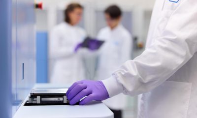 Fotografía cedida por Roche que muestra a investigadores trabajando con un analizador automatizado en un laboratorio de diagnóstico clínico de Roche. EFE/ Roche /SOLO USO EDITORIAL NO VENTAS/SOLO DISPONIBLE PARA ILUSTRAR LA NOTICIA QUE ACOMPAÑA (CRÉDITO OBLIGATORIO)