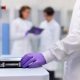 Fotografía cedida por Roche que muestra a investigadores trabajando con un analizador automatizado en un laboratorio de diagnóstico clínico de Roche. EFE/ Roche /SOLO USO EDITORIAL NO VENTAS/SOLO DISPONIBLE PARA ILUSTRAR LA NOTICIA QUE ACOMPAÑA (CRÉDITO OBLIGATORIO)