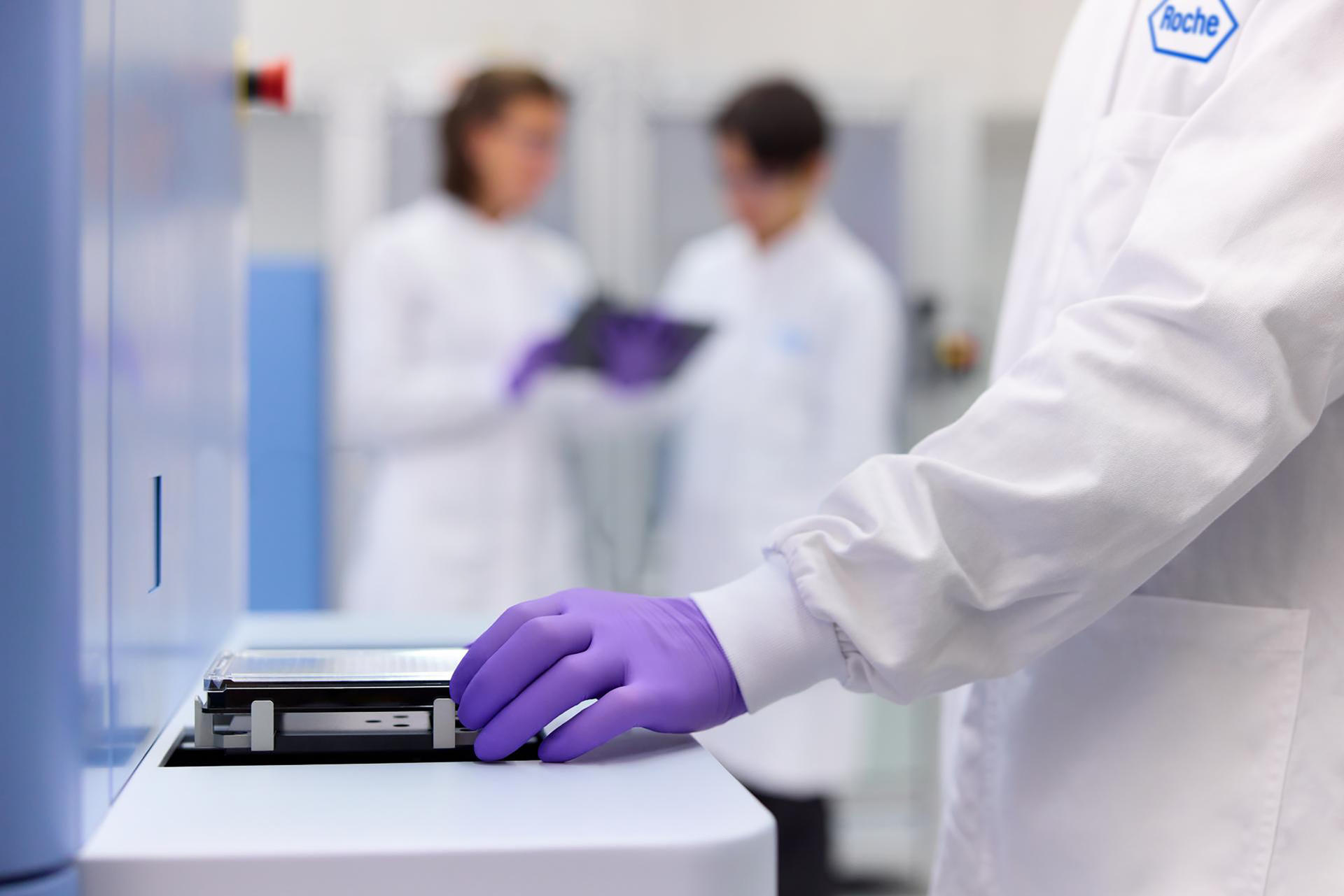 Fotografía cedida por Roche que muestra a investigadores trabajando con un analizador automatizado en un laboratorio de diagnóstico clínico de Roche. EFE/ Roche /SOLO USO EDITORIAL NO VENTAS/SOLO DISPONIBLE PARA ILUSTRAR LA NOTICIA QUE ACOMPAÑA (CRÉDITO OBLIGATORIO)