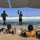 Bajo toldos improvisados con lonas de Unicef, más de una treintena de niños se zambullen en el mar en Gaza y aprenden a flotar acompañados de un grupo de monitores. EFE/Str