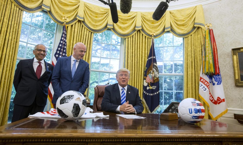 Fotografía de archivo del 28 de agosto de 2018, en la que puede verse al presidente de Estados Unidos, Donald J. Trump (d), junto al presidente de la FIFA, Gianni Infantino (c), y el asesor del mandatario de la FIFA, Carlos Cordeiro (i), en la Casa Blanca en Washington. EFE / MICHAEL REYNOLDS