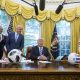 Fotografía de archivo del 28 de agosto de 2018, en la que puede verse al presidente de Estados Unidos, Donald J. Trump (d), junto al presidente de la FIFA, Gianni Infantino (c), y el asesor del mandatario de la FIFA, Carlos Cordeiro (i), en la Casa Blanca en Washington. EFE / MICHAEL REYNOLDS
