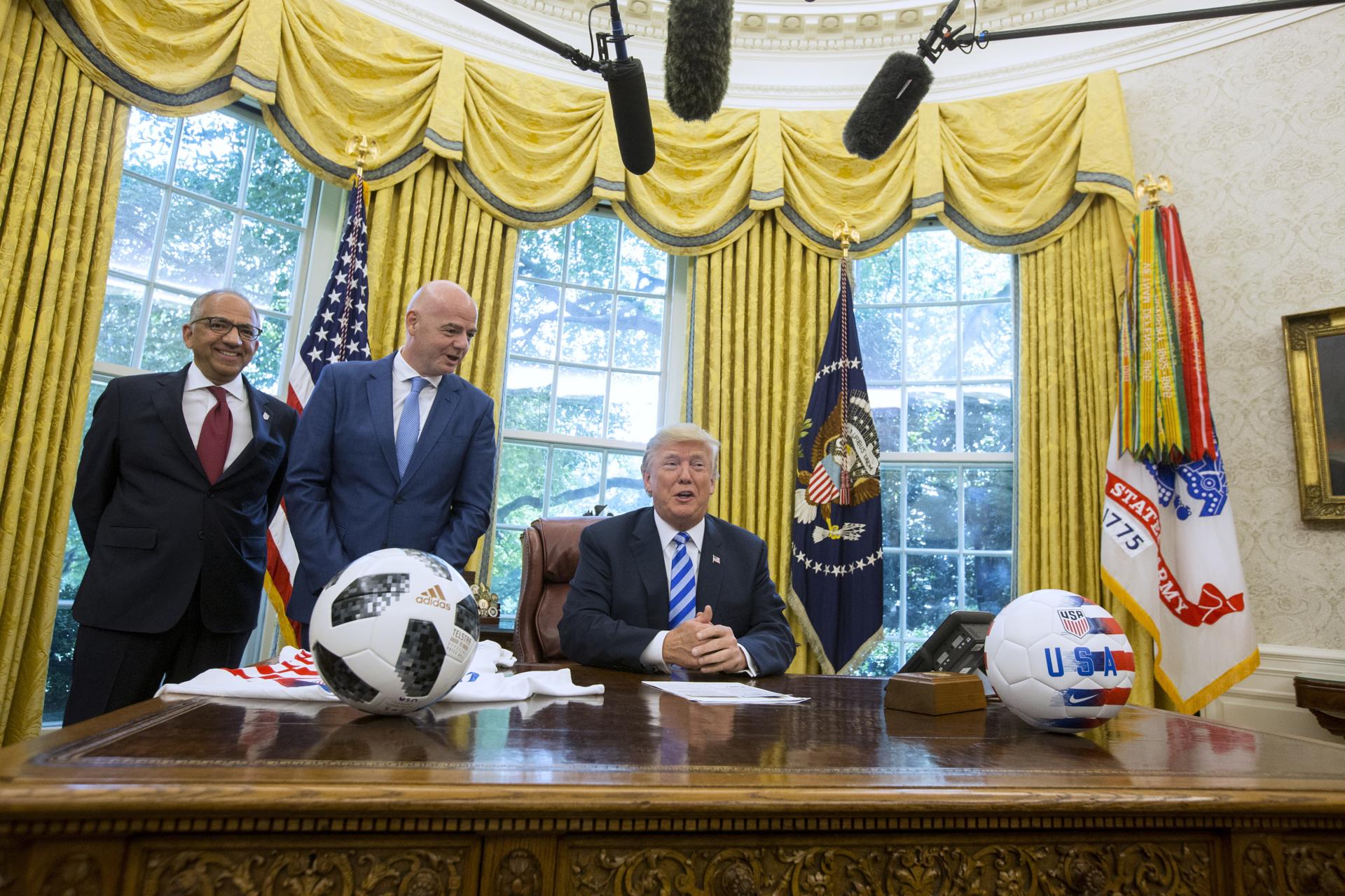 Fotografía de archivo del 28 de agosto de 2018, en la que puede verse al presidente de Estados Unidos, Donald J. Trump (d), junto al presidente de la FIFA, Gianni Infantino (c), y el asesor del mandatario de la FIFA, Carlos Cordeiro (i), en la Casa Blanca en Washington. EFE / MICHAEL REYNOLDS