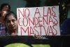 Una integrante de la organización Movimiento de Víctimas del Régimen de Excepción (Movir) protesta contra las audiencias masivas que lleva a cabo la Justicia, en el marco del polémico régimen de excepción, pidiendo que los procesos penales sean "justos" y "transparentes", en Soyapango, San Salvador (El Salvador). EFE/ Rodrigo Sura