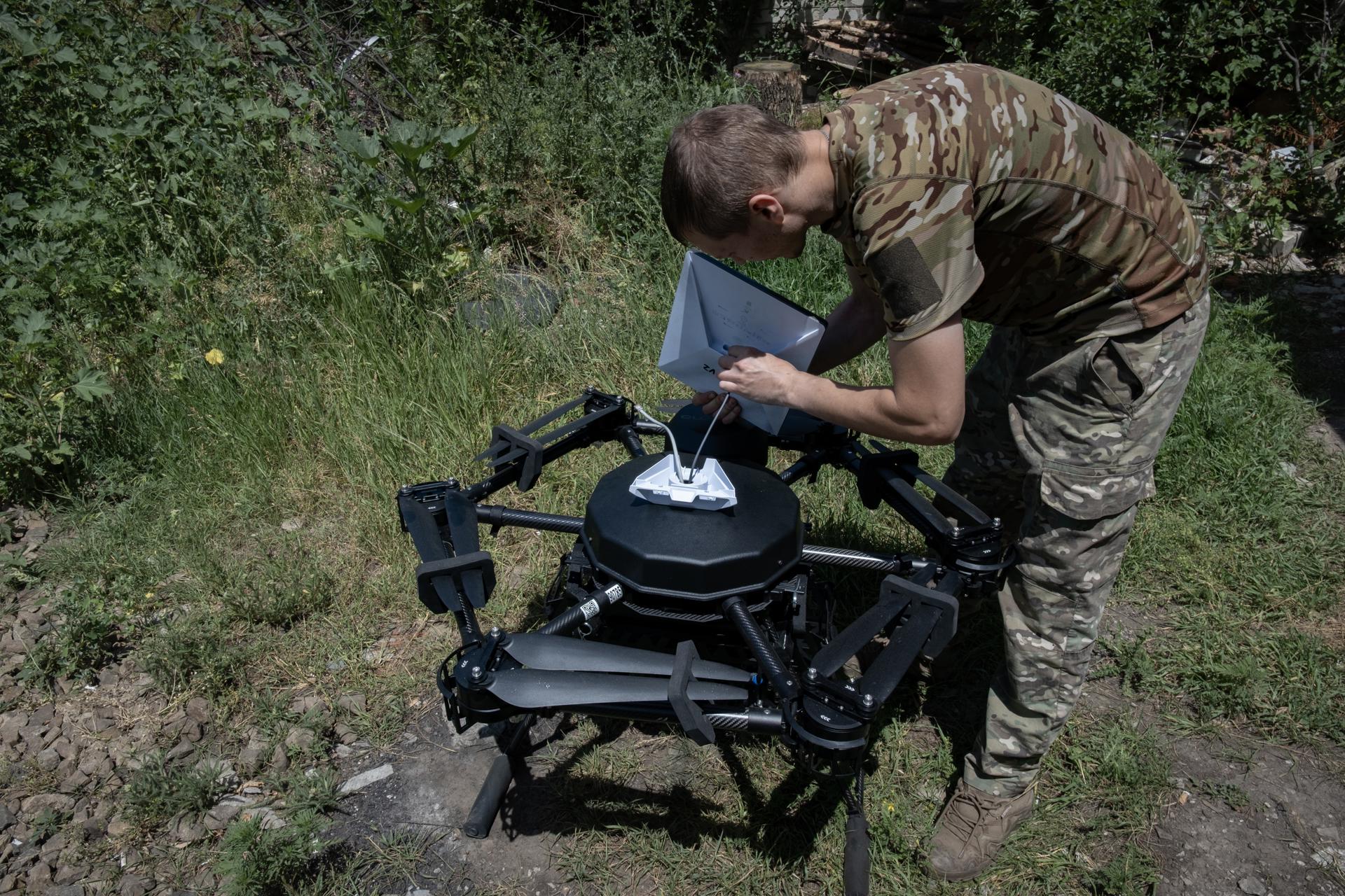 Fotografía de archivo de un operador de drones ucraniano instalando un sistema de comunicaciones Starlink en un dron de ataque 'Vampiro', en una ubicación no revelada cerca del frente en la región de Donetsk, al este de Ucrania. EFE/EPA/MARIA SENOVILLA