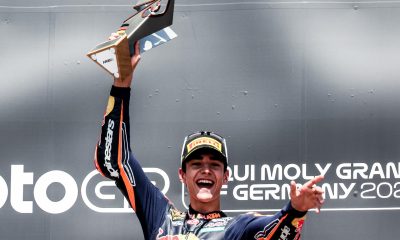 El piloto español Brian Uriarte, del equipo Red Bull KTM Ajo, celebra en el podio tras ganar la carrera de Moto3 del Gran Premio de Alemania de motociclismo, en el circuito de carreras de Sachsenring en Hohenstein-Ernstthal, Alemania. EFE/EPA/FILIP SINGER