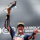 El piloto español Brian Uriarte, del equipo Red Bull KTM Ajo, celebra en el podio tras ganar la carrera de Moto3 del Gran Premio de Alemania de motociclismo, en el circuito de carreras de Sachsenring en Hohenstein-Ernstthal, Alemania. EFE/EPA/FILIP SINGER