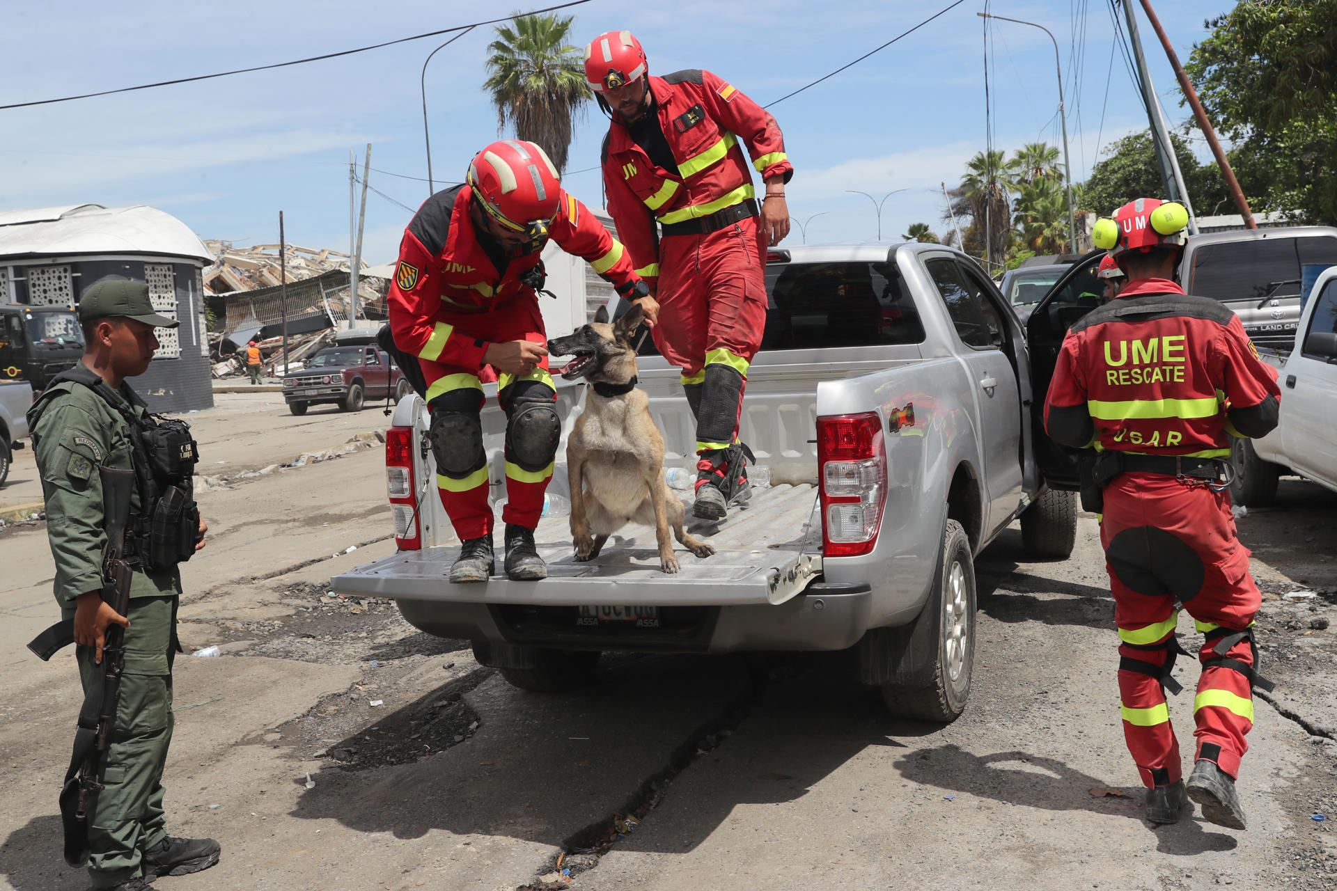 Rescatistas de España llegan este martes a una zona afectada por los terremotos en La Guaira (Venezuela). EFE/ Raúl Martínez