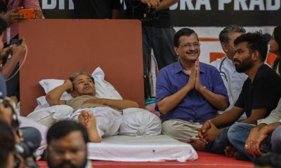El activista indio Sonam Wangchuk junto a sus seguidores. EFE/EPA/RAJAT GUPTA