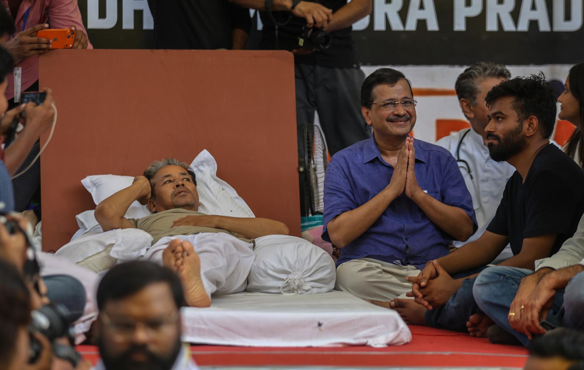 El activista indio Sonam Wangchuk junto a sus seguidores. EFE/EPA/RAJAT GUPTA