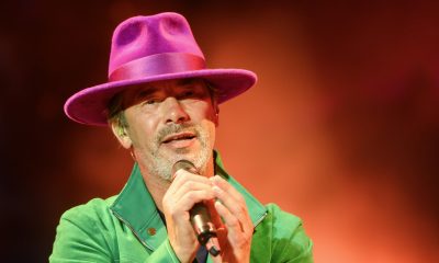 El músico y cantante Jason ´Jay´ Kay lider de la banda británica Jamiroquai durante el concierto que ha ofrecido este jueves en el Icónica Santalucía Sevilla Fest que se celebra en la Plaza de España de Sevilla. EFE / Raúl Caro.