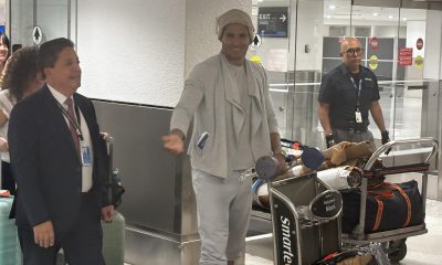 El artista plástico y opositor cubano Luis Manuel Otero Alcántara (c) llega este sábado a Miami tras recuperar la libertad en la isla y recibir un amparo migratorio de Estados Unidos, después de cinco años encarcelado en Cuba. EFE/ Pablo Urbón