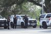 Un grupo de policías fue captado este 16 de julio al custodiar la funeraria donde se vela al migrante mexicano Lorenzo Salgado, quien fue baleado la semana pasada por un agente del Servicio de Inmigración y Control de Aduanas (ICE), en Houston (EE.UU.). EFE/Carlos Ramírez