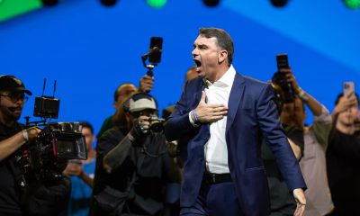 El senador de Brasil Flávio Bolsonaro (d) reacciona en la convención nacional del Partido Liberal de Brasil (PL) este sábado, en São Paulo (Brasil). El PL que lidera el expresidente Jair Bolsonaro, dio inicio a la convención para proclamar a su hijo mayor, Flávio, como candidato presidencial para las elecciones del próximo octubre. EFE/ Isaac Fontana