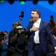 El senador de Brasil Flávio Bolsonaro (d) reacciona en la convención nacional del Partido Liberal de Brasil (PL) este sábado, en São Paulo (Brasil). El PL que lidera el expresidente Jair Bolsonaro, dio inicio a la convención para proclamar a su hijo mayor, Flávio, como candidato presidencial para las elecciones del próximo octubre. EFE/ Isaac Fontana