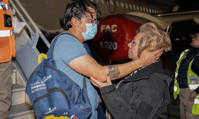 Fotografía cedida por la Cancillería de Colombia que muestra al activista colombiano Franklin Humberto Coral (i), conocido como Beto Coral, saludando a la canciller de Colombia, Rosa María Villavicencio, tras su llegada desde Estados Unidos este jueves, en Bogotá (Colombia). EFE/ Cancillería de Colombia