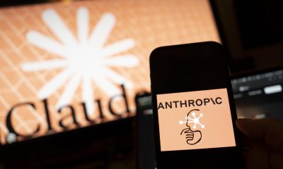 Una persona sostiene un teléfono con el logotipo de la inteligencia artificial (IA) Anthropic, en una fotografía de archivo.EFE/ Angel Colmenares