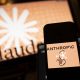 Una persona sostiene un teléfono con el logotipo de la inteligencia artificial (IA) Anthropic, en una fotografía de archivo.EFE/ Angel Colmenares