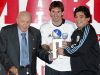 Fotografía de archivo del 11 de noviembre de 2009, en la que puede verse a Lionel Messi (c), entonces futbolista del Barcelona e internacional argentino, junto a Alfredo di Stefano (i) y Diego Armando Maradona (d). EFE/Chema Moya