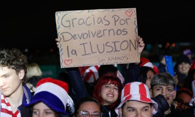 Seguidores de la selección paraguaya de fútbol esperan la llegada del equipo en el Aeropuerto Internacional Silvio Pettirossi, tras ser eliminada por Francia en los octavos de final de la Copa del Mundo, 6 de julio de 2026. EFE/ Juan Pablo Pino