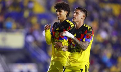 Kevin Alvarez (i) y Paul Rodríguez de América celebran un gol. Imagen de archivo. EFE/Sáshenka Gutiérrez