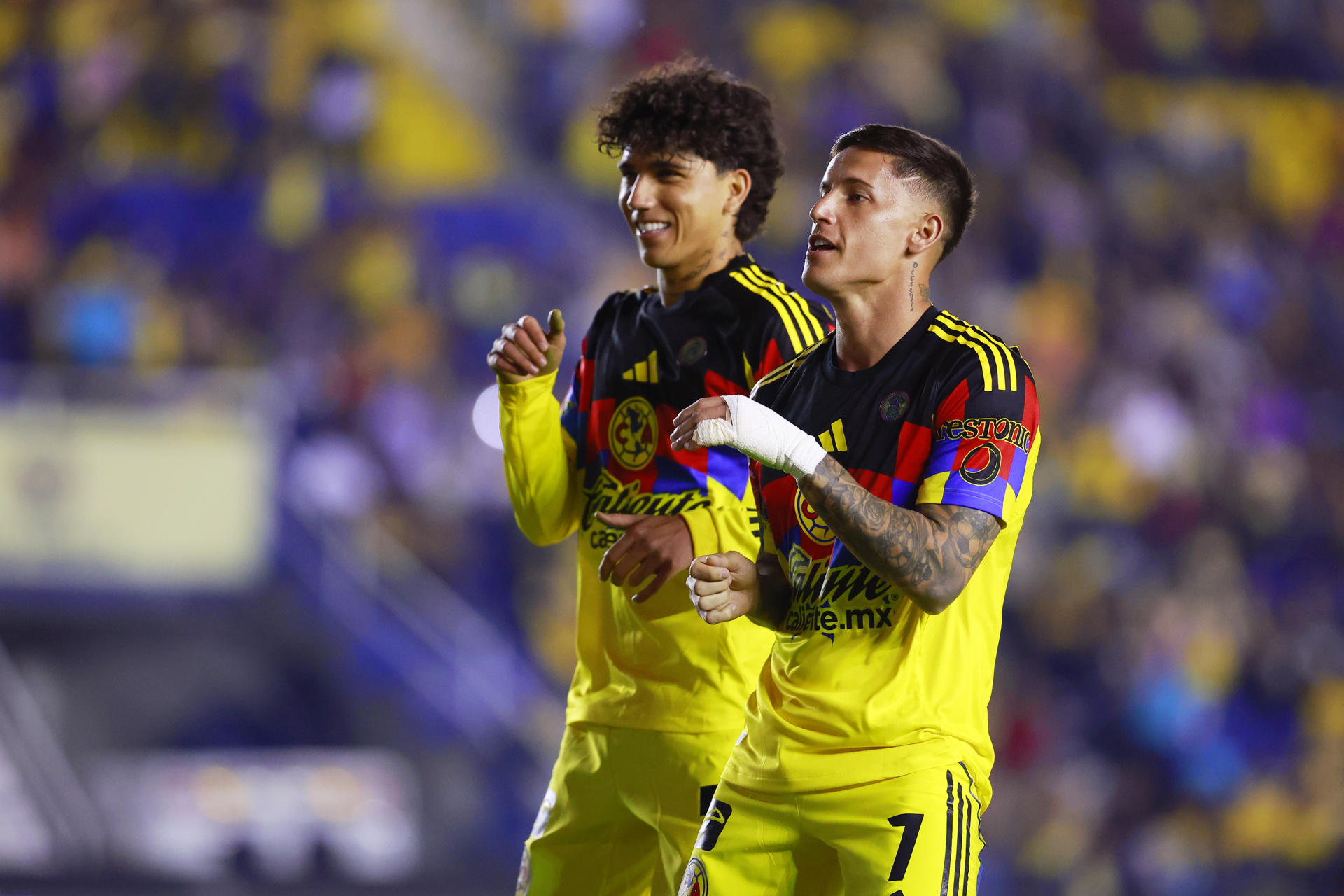Kevin Alvarez (i) y Paul Rodríguez de América celebran un gol. Imagen de archivo. EFE/Sáshenka Gutiérrez
