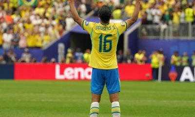 El lateral Douglas Santos afirmó este viernes que la selección de Brasil está preparada para neutralizar el sábado a Noruega y a su estrella, Earling Haaland, EFE/ Kenneth Fernández