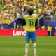 El lateral Douglas Santos afirmó este viernes que la selección de Brasil está preparada para neutralizar el sábado a Noruega y a su estrella, Earling Haaland, EFE/ Kenneth Fernández