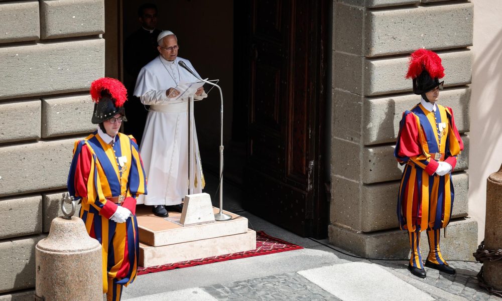 El papa durante del rezo del Ángelus este domingo en Castel Gandolfo. EFE/EPA/GIUSEPPE LAMI