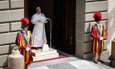 El papa durante del rezo del Ángelus este domingo en Castel Gandolfo. EFE/EPA/GIUSEPPE LAMI