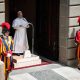 El papa durante del rezo del Ángelus este domingo en Castel Gandolfo. EFE/EPA/GIUSEPPE LAMI