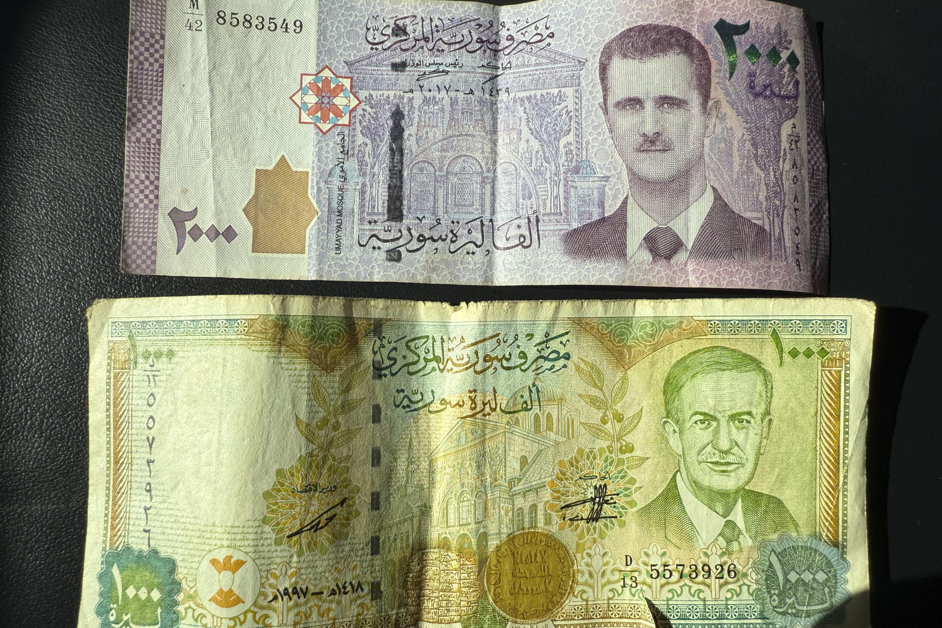 Billetes antiguos de los anteriores regímenes sirio. En el lado superior, el presidente derrocado Bachar al Asad, y debajo su padre, Hafez al Asad, quien gobernó el país hasta su muerte en el año 2000. EFE/Ghadi George Baghdadi
