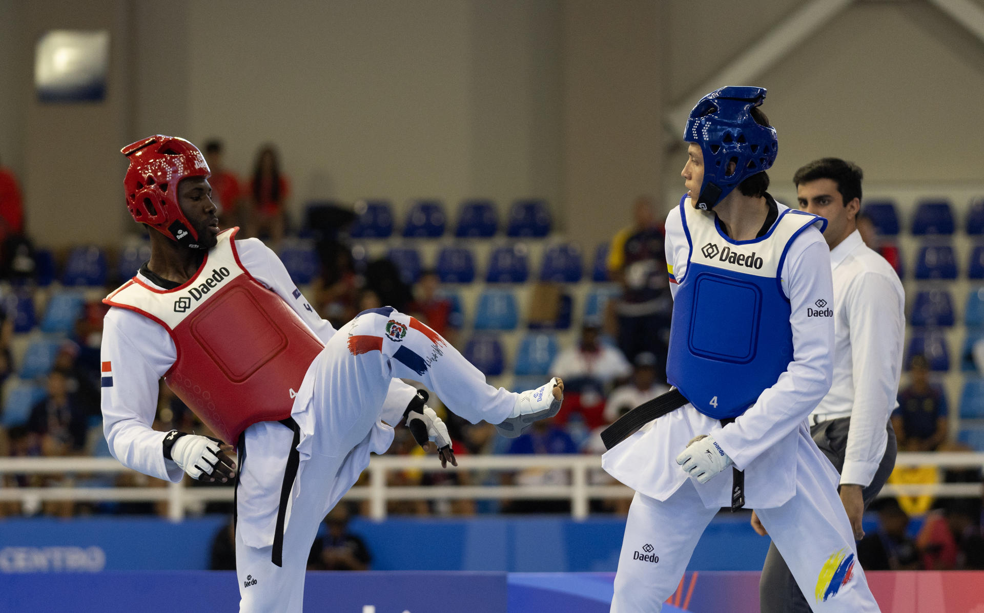 Bernardo Pie (i), de República Dominicana, enfrenta a Damián Gil, de Colombia, este lunes en un combate de taekwondo kyorugui -74 kg, durante los XXV Juegos Centroamericanos y del Caribe Santo Domingo 2026. EFE/ Orlando Barría