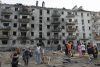 Residentes locales se reúnen en el lugar de un ataque con misiles rusos contra una zona residencial en Kiev, Ucrania, el 2 de julio de 2026. EFE/EPA/SERGEY DOLZHENKO