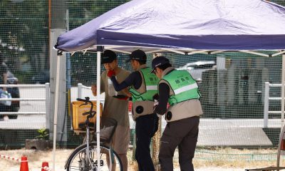 YATSUHIRO (Japan), 31/07/2026.- Personal de rescate entrega agua a un afectado de los terremotos en Kumamoto, Japón. EFE/EPA/RODRIGO REYES MARIN