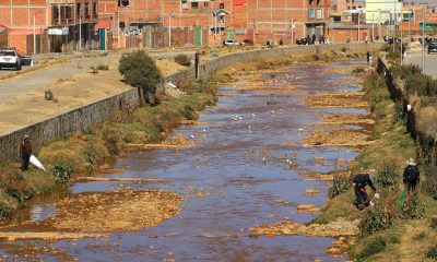 Personas participan en una jornada de limpieza del río Seke, contaminado por basura y otros desechos que desembocan en el lago Titicaca, este sábado en El Alto (Bolivia). EFE/ Gabriel Márquez