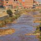 Personas participan en una jornada de limpieza del río Seke, contaminado por basura y otros desechos que desembocan en el lago Titicaca, este sábado en El Alto (Bolivia). EFE/ Gabriel Márquez
