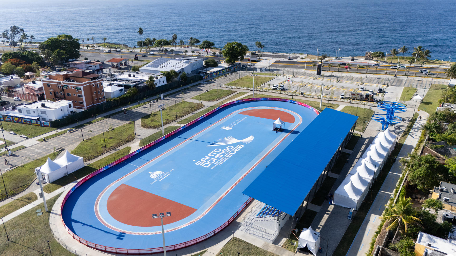 La organización y montaje de los XXV JCC Santo Domingo 2026, que comienzan este viernes, requirió una inversión estatal cercana equivalente a unos $160 millones de dólares, destinados específicamente a la construcción y remodelación de 16 instalaciones y complejos deportivos. EFE/ Grupo XP3
