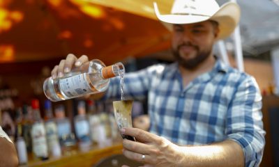 Una persona participa en el Día Nacional del Tequila este viernes, en Guadalajara, Jalisco (México). EFE/ Francisco Guasco
