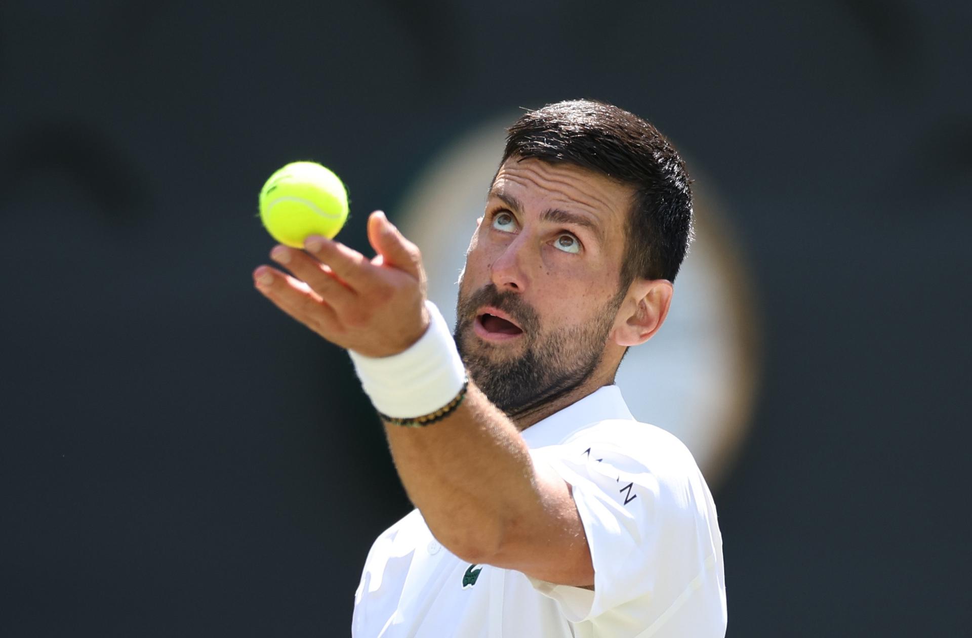 Novak Djokovic de Serbia en acción durante su partido de cuarta ronda individual masculino contra Roman Safiullin de Rusia en el Campeonato de Wimbledon en Londres, Gran Bretaña, el 5 de julio de 2026. EFE/ Adam Vaughan