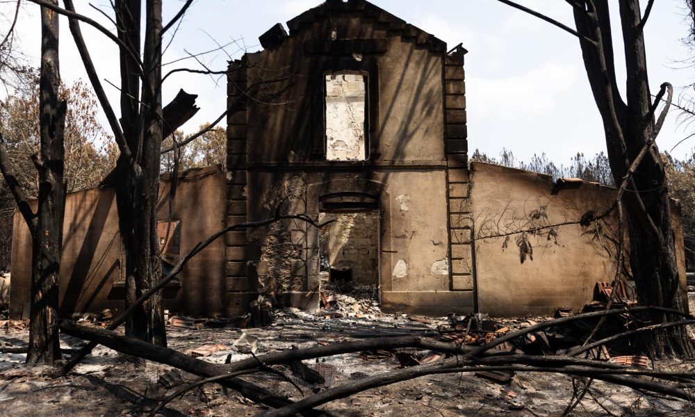 Una estructura dañada cerca de Le Porge, en el suroeste de Francia, este jueves. EFE/SOPHIE GARCIA